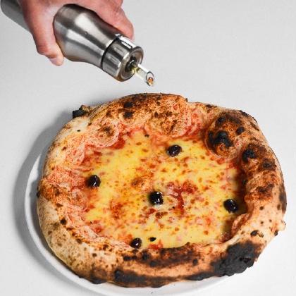 Filet d'huile sur une pizza