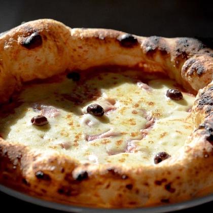 Pizza sur fond sombre