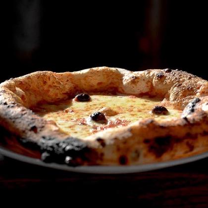 Pizza sur fond sombre