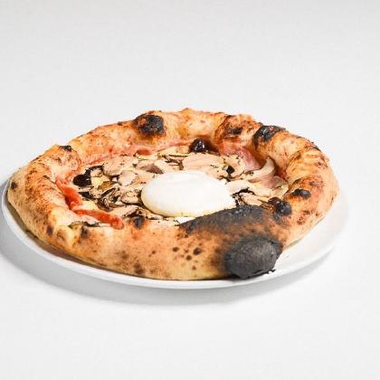 Pizza sur fond clair