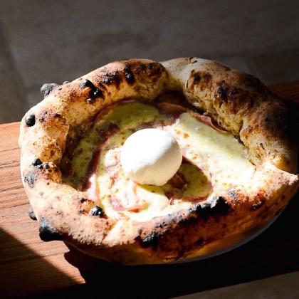 Pizza sur une planche de bois