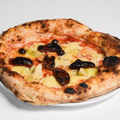 Pizza sur fond clair