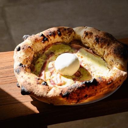Pizza sur une planche de bois