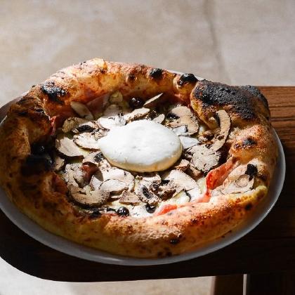 Pizza sur une planche de bois