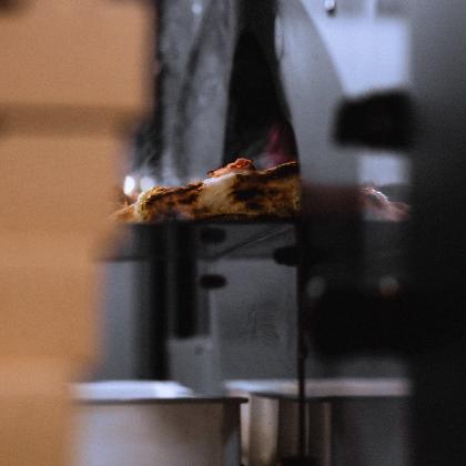 Part de pizza près du four