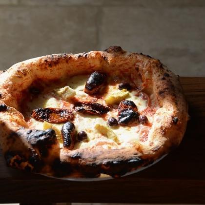 Pizza sur fond clair