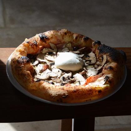 Pizza sur une planche de bois