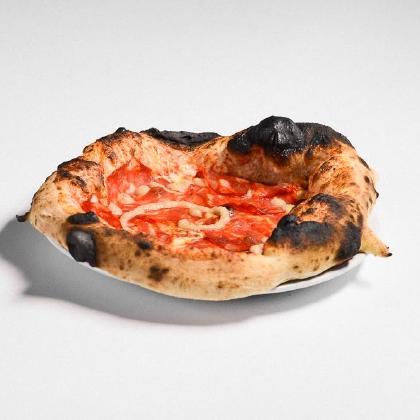 Pizza sur fond clair