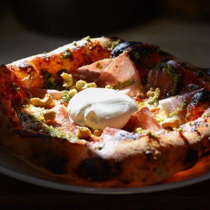 Pizza en lumière chaude