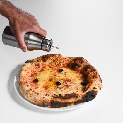 Filet d'huile sur une pizza